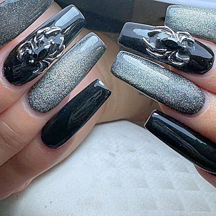 Uñas largas en gris plata brillante y negro con un relieve plateado en 3D